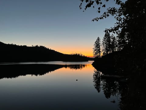 Cozy Lakefront Cabin Retreat