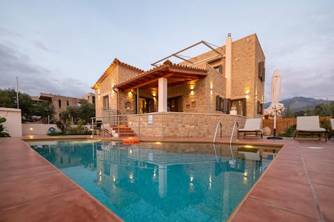 Top Airbnb: Villa chrysanthi with pool in Δήμος Δυτικής Μάνης