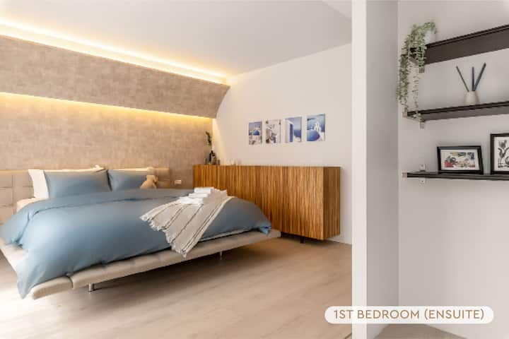 Chumba kizuri cha kulala cha 1 (Master):
• Kitanda aina ya King 
• Meza ya Kitanda
• Baraza la Mawaziri la Shelving
• Ofisi ya Binafsi Iliyoambatanishwa
• Kabati la Kuingia la Kibinafsi
• Bafu la kujitegemea lililoambatanishwa
• Mwanga wa kutosha wa Asili