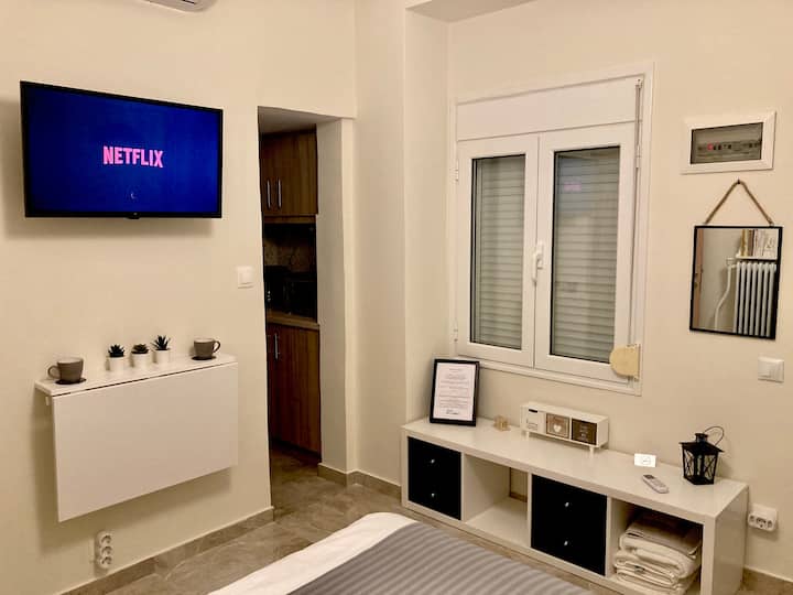 Last Floor Studio In Kypseli With Lycabettus View - Athens