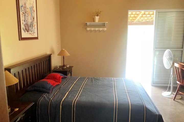 Chumba cha wageni kilicho na chumba cha ndani na runinga.