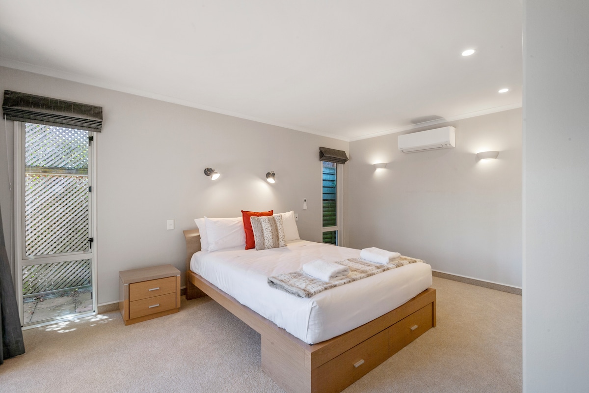 Втора спалня с термопомпа и врати, които се отварят към верандата