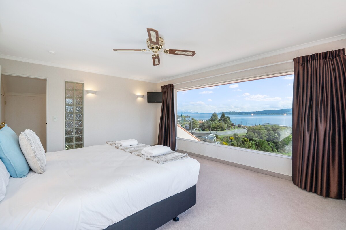 Основна спалня със зашеметяваща гледка и самостоятелна баня. 