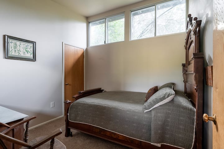 חדר פנוי שני עם מזרן זוגי מותאם אישית. חלק מהזוגות הנעימים חושבים שזה מספיק, אחרת זה הכי טוב לאחד.