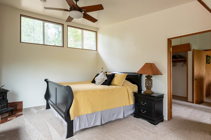 חדר שינה ראשי עם מיטת קינג סייז קשיחה (כולל כיסוי מזרן). אין תריסים על החלונות העליונים. 
שימוש בשלט רחוק למאוורר ואור
*** תנור העץ בחדר זה אינו פונקציונלי