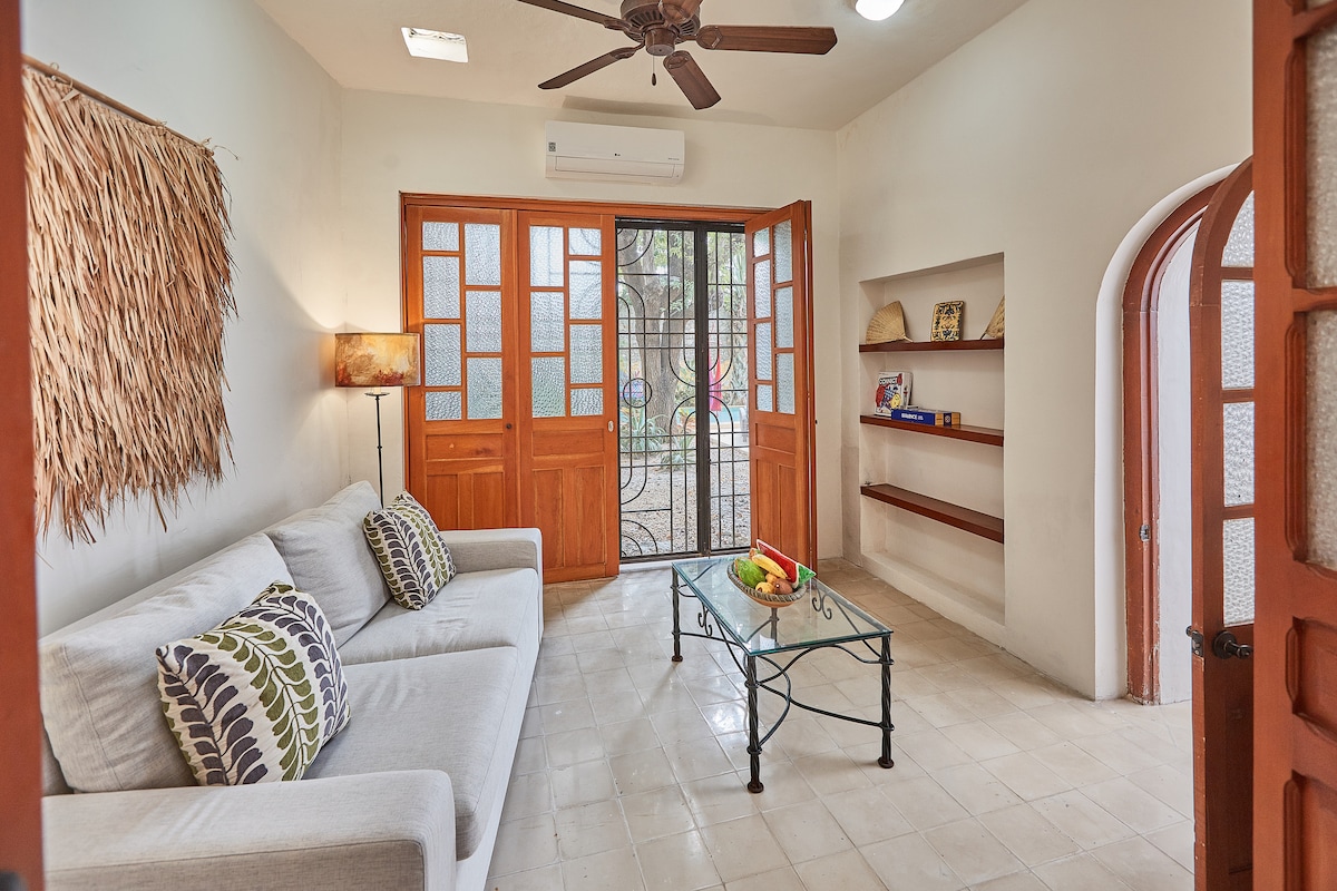 Een geweldige ruimte om een boek te lezen of bordspellen te spelen, onze comfortabele bank verandert in een bed indien nodig