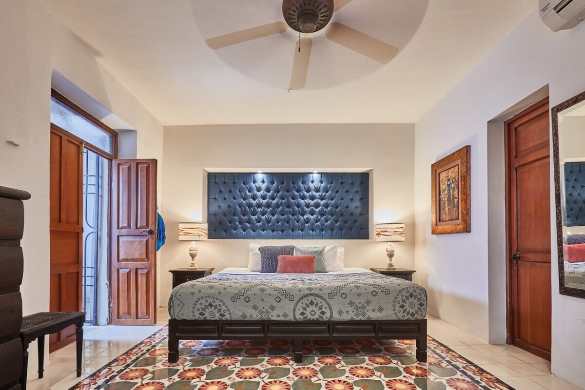 De hoofdslaapkamer heeft alles wat je nodig hebt om te rusten en de stekker uit het stop 