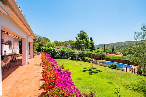 Popular Airbnb listing: Costabravaforrent Masramon, house with pool, in L'escala