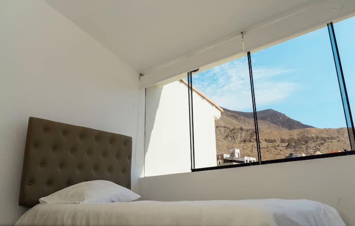 Druhá osobná izba, vynikajúci výhľad na park ,osvetlenie a vetranie. Zdieľajte kúpeľňu s prvou osobnou izbou.