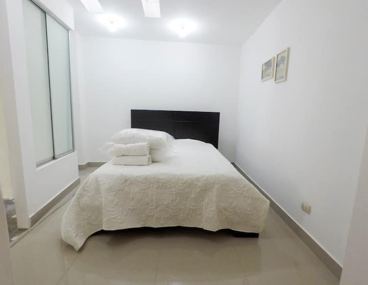 Druhá dvojlôžková izba so vstavanou vlastnou kúpeľňou, ktorá sa nachádza na prvom poschodí .