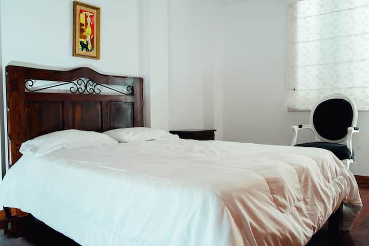 Priestranná a vetraná dvojlôžková izba s vlastnou kúpeľňou.