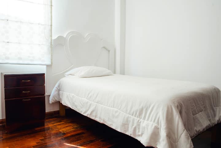 Prvá jednolôžková izba so spoločnou kúpeľňou.