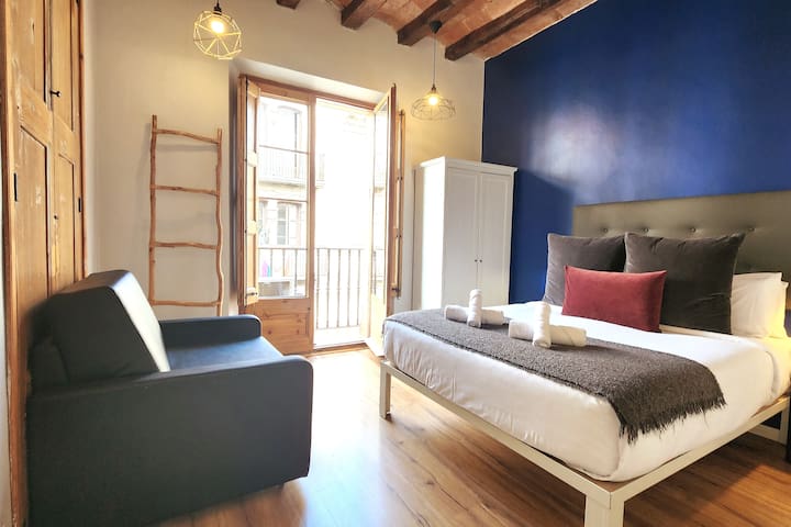 Nice 4 bedroom apt en suite gothic quarter