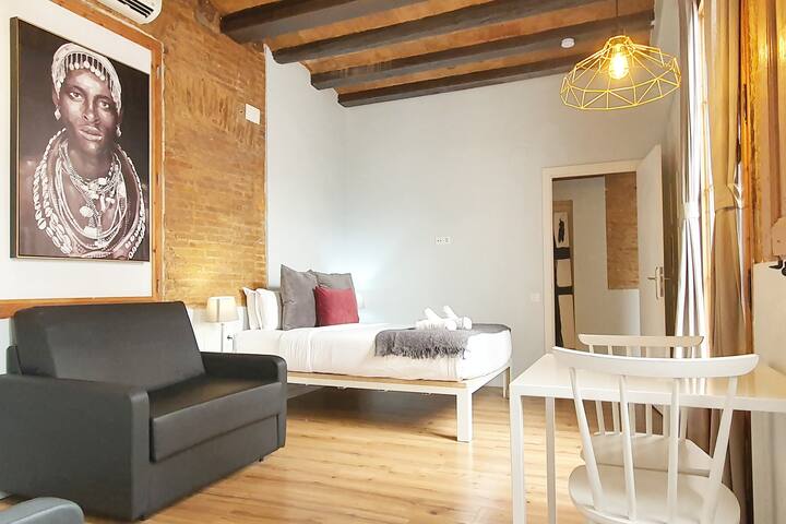 Nice 4 bedroom apt en suite gothic quarter gallery image 2