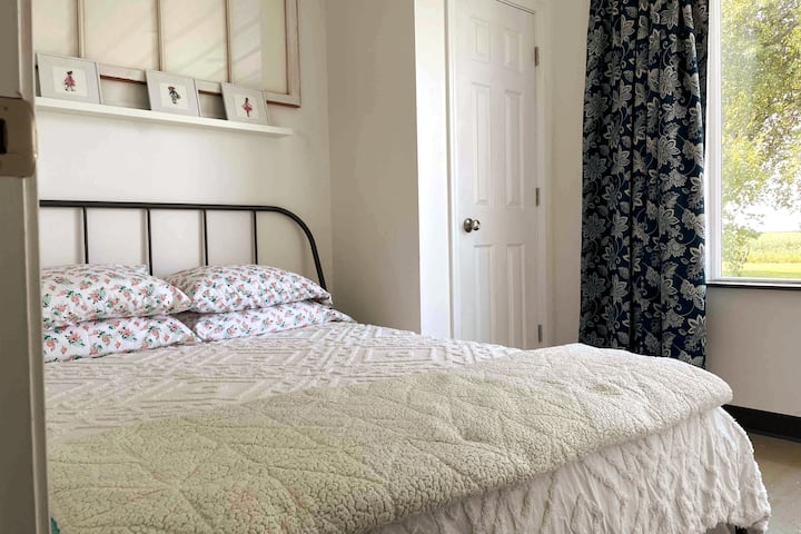 Spálňa #2 Queen Bed a veľké okno na výhľad na vidiek.