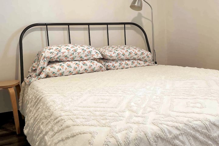 Spálňa #1 manželská posteľ veľkosti Queen