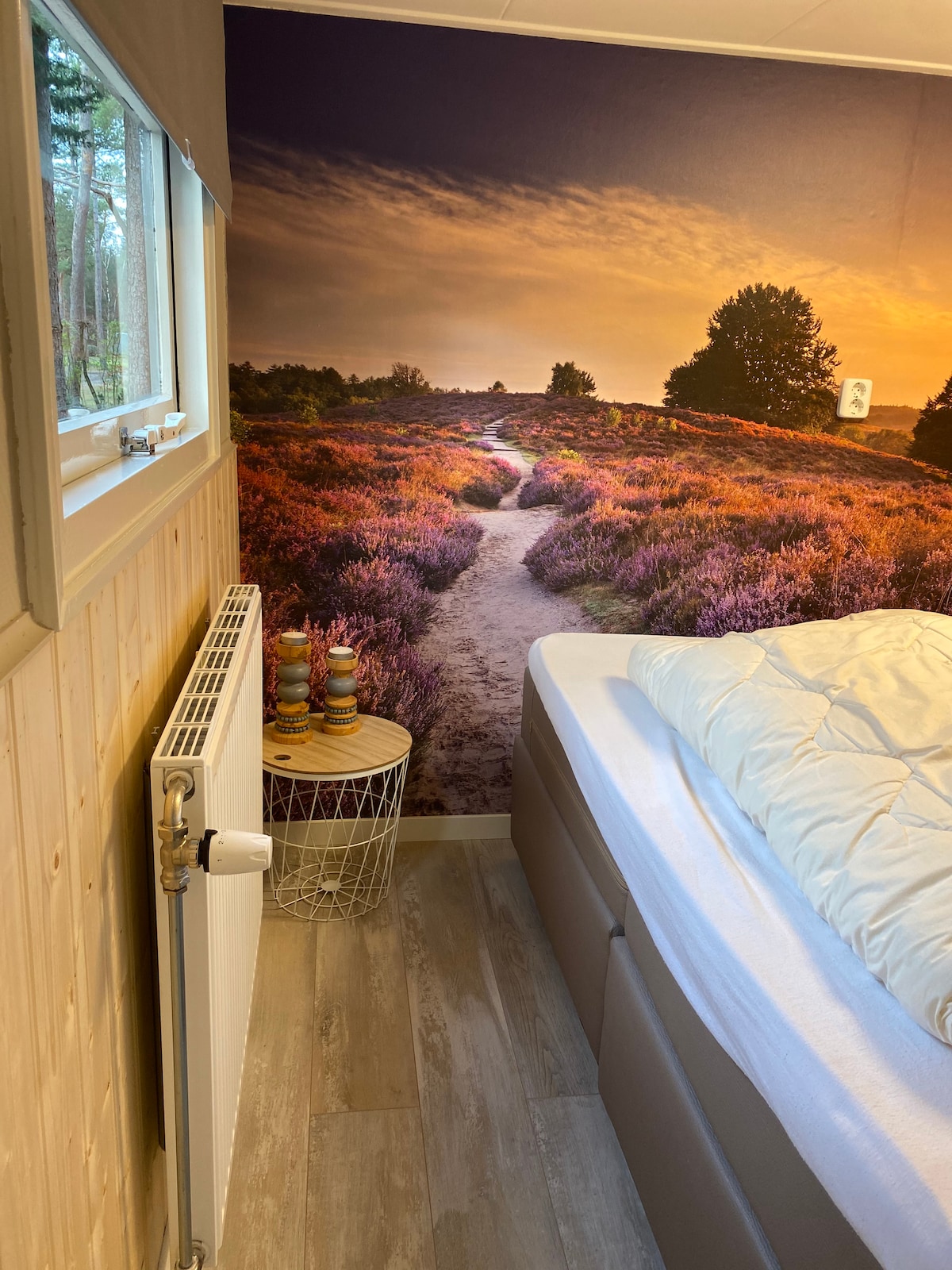 In the master bedroom you will find a spacious box spring bed of 180 cm x 200 cm. There is plenty of light and the large radiator also warms up. Through the photo wall you really imagine yourself in the Veluwe. The bedroom is lockable.