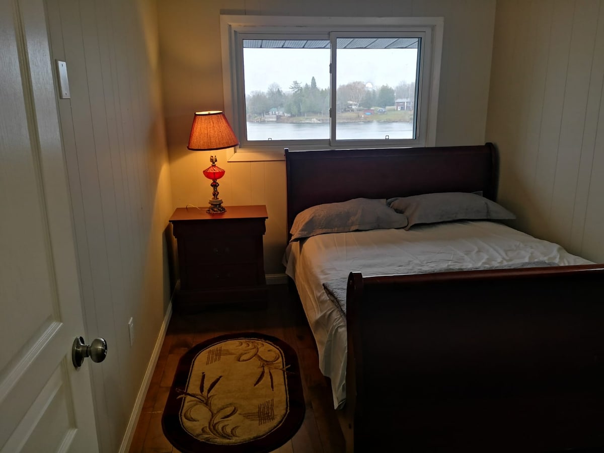 חדר שינה 3 עם מיטת קווין סייז 