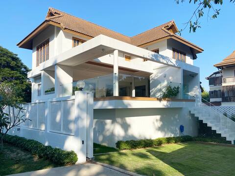 Tammy White House | hillside modern luxury home