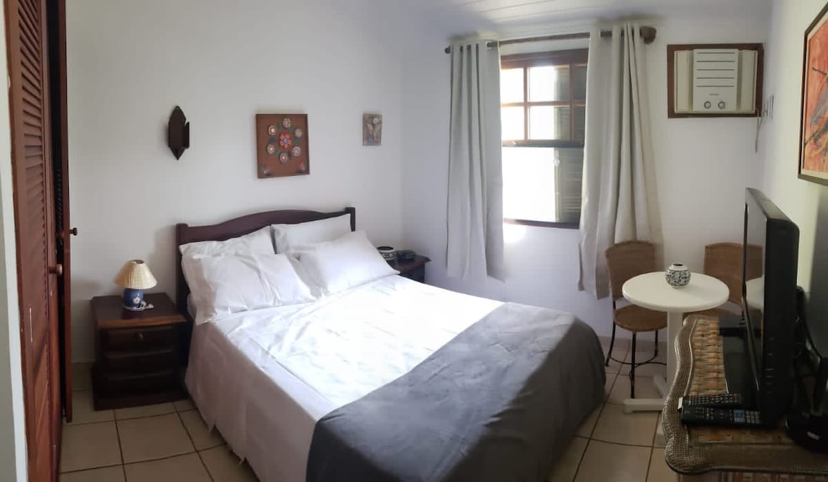 Dormitorio doble en el segundo piso con TV y armario disponibles. 