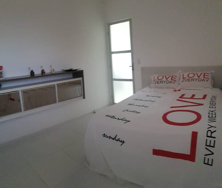 ¡Cama tamaño queen, colcha Probel, sábanas de algodón 100%,  almohadas y toallas!
