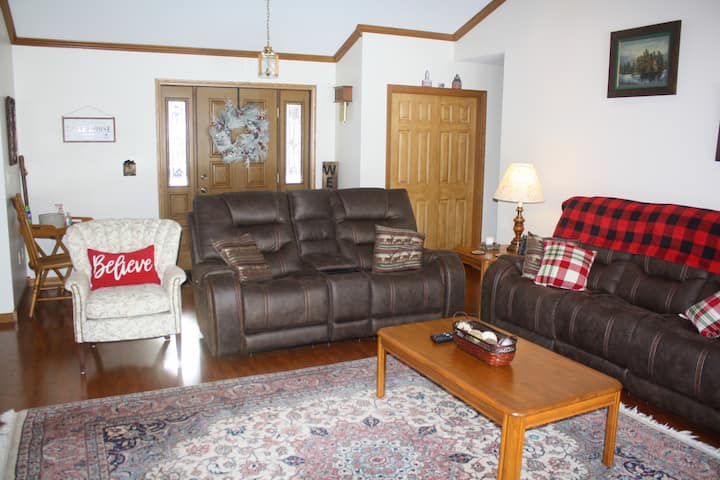 Spacious Tranquil Mountain Retreat In Bolton - Bolton Landing, NY