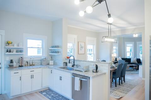 Modern & Spacious 4 Bedroom Single Family Home