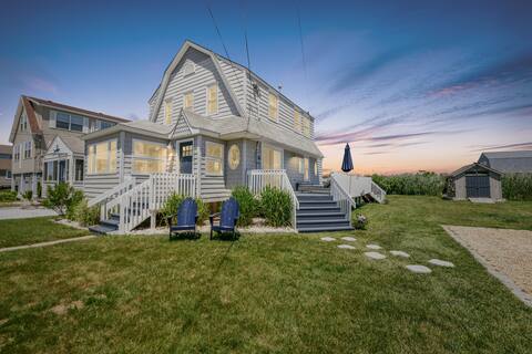 Chalker Beach House Steps to the Water