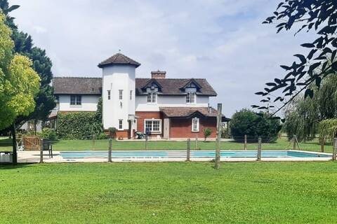 Fabulous House on Polo's court in Pilar