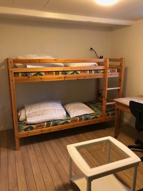 Chambre 2 : lit superposé et un lit double.