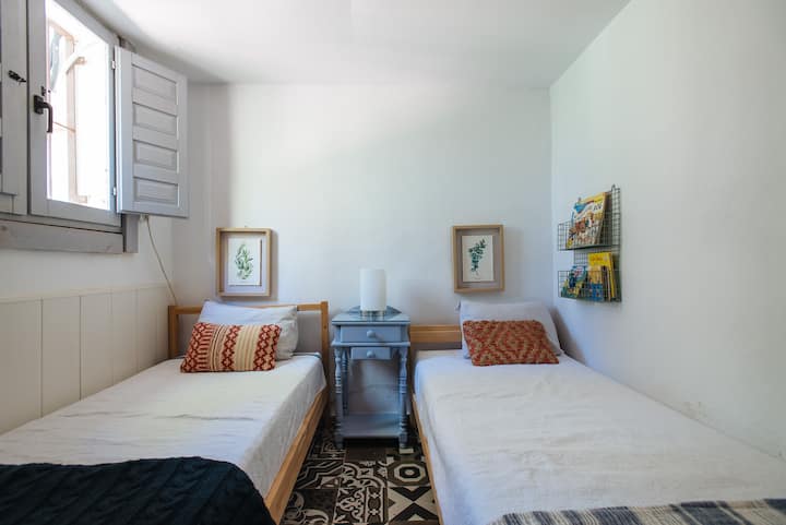 Chambre  de deux lits simples.  On y arrive jusqu'à lui, en passant par le mariage.