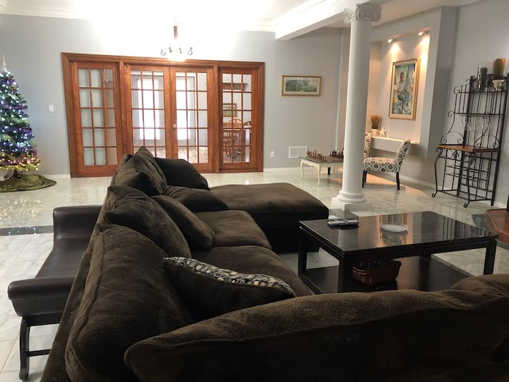 客厅面向厨房，面积为36英尺x 29英尺，天花板为10英尺。非常宽敞的组合沙发，非常适合在观看电视的同时休息，或使用环绕音响系统享受音乐。