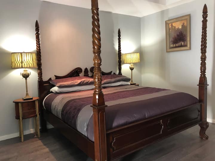 大卧室配有一张四柱加大双人床。