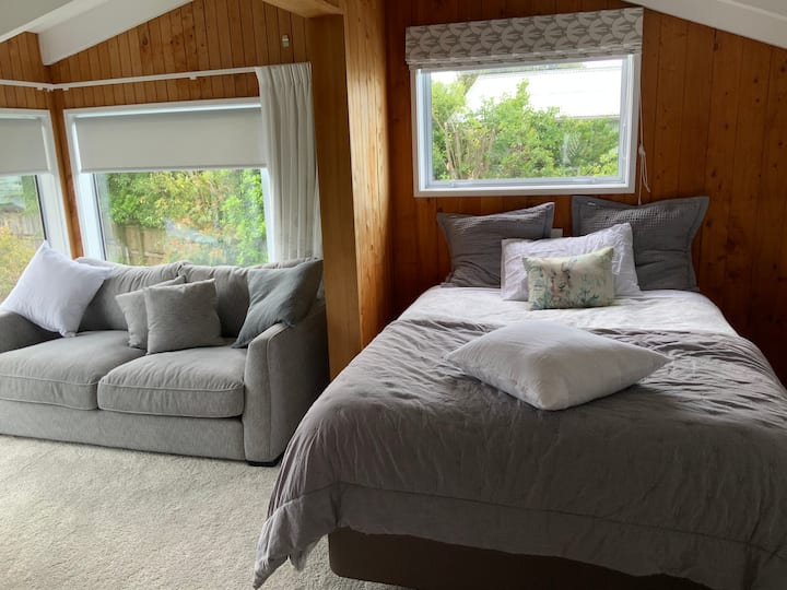 Kitanda cha pili juu kwenye ghorofa ya pili.  