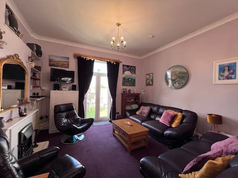 Successful Airbnb property: Spacious, Healing, Central , Divine Light Flat in Glastonbury