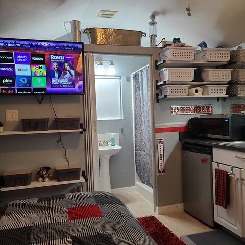 Top Airbnb: Ft Myers Tiny Private Home w/Patio, kitchen, deck in San Carlos Park