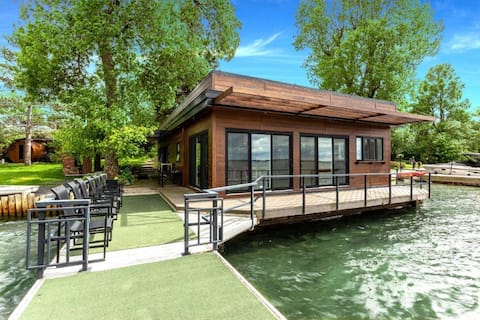 Stunning chalet on crystal clear St-Lawrence River