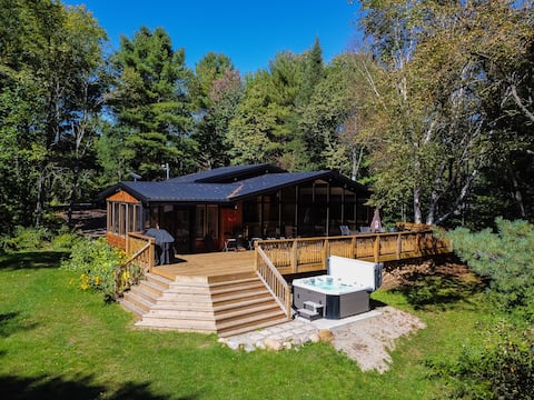 Top Airbnb: Red Cedar Chalet on Brady Lake (Sauna and hot tub) in Minden Hills