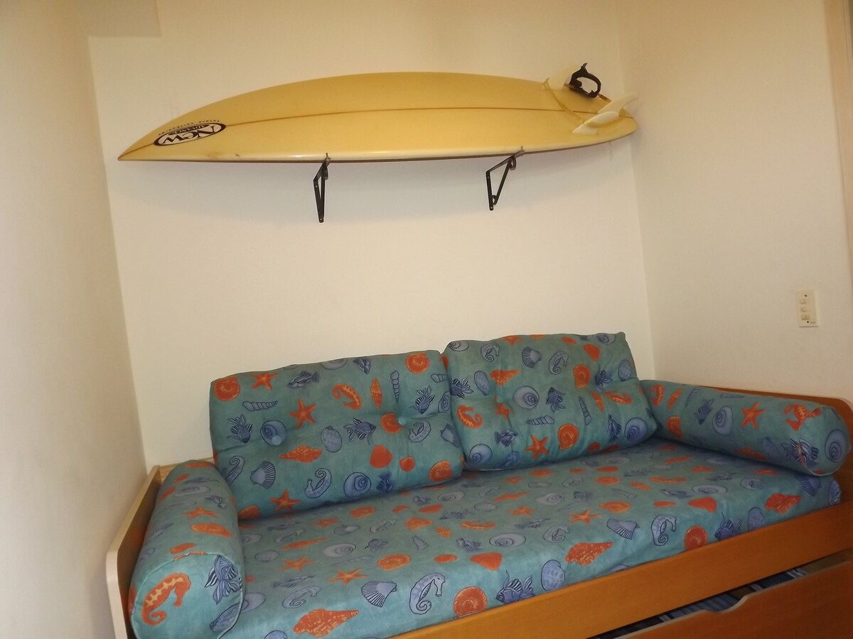 Chumba # 2, kilicho na kitanda cha watu wawili, hulala watu 2, mmoja kwenye kitanda kimoja na mwingine kwenye kitanda/godoro kwenye sakafu.