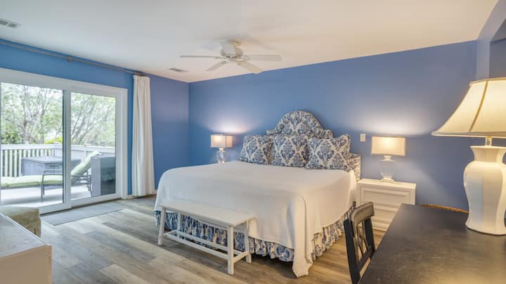 Amplio dormitorio principal con cama tamaño king y baño privado.