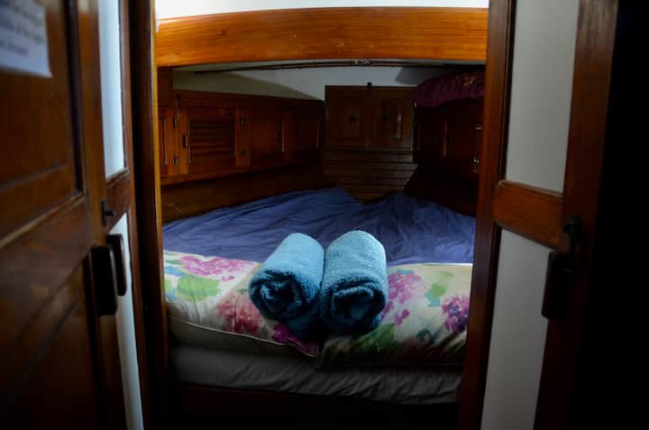 V-berth, cabaña privada con una cama matrimonial. Caminas por la cabaña principal del barco para llegar a esta cabaña más pequeña.