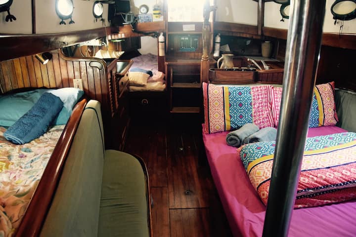 La cabaña principal tiene capacidad para 4 personas - 1 doble, una cama individual estrecha y muy cómoda y una cama tamaño king ( se adapta a 2 niños pequeños).
