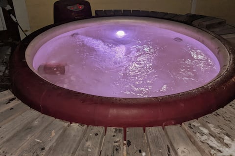White Mountain Cozy Cottage of Bethlehem w/Hot Tub