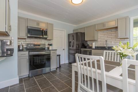 Downtown Mystic Renovated & Comfortable Apartment