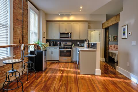 Top Airbnb: STUDIO CIGAR STORE-Ground level/Garage/Parkside in Cincinnati