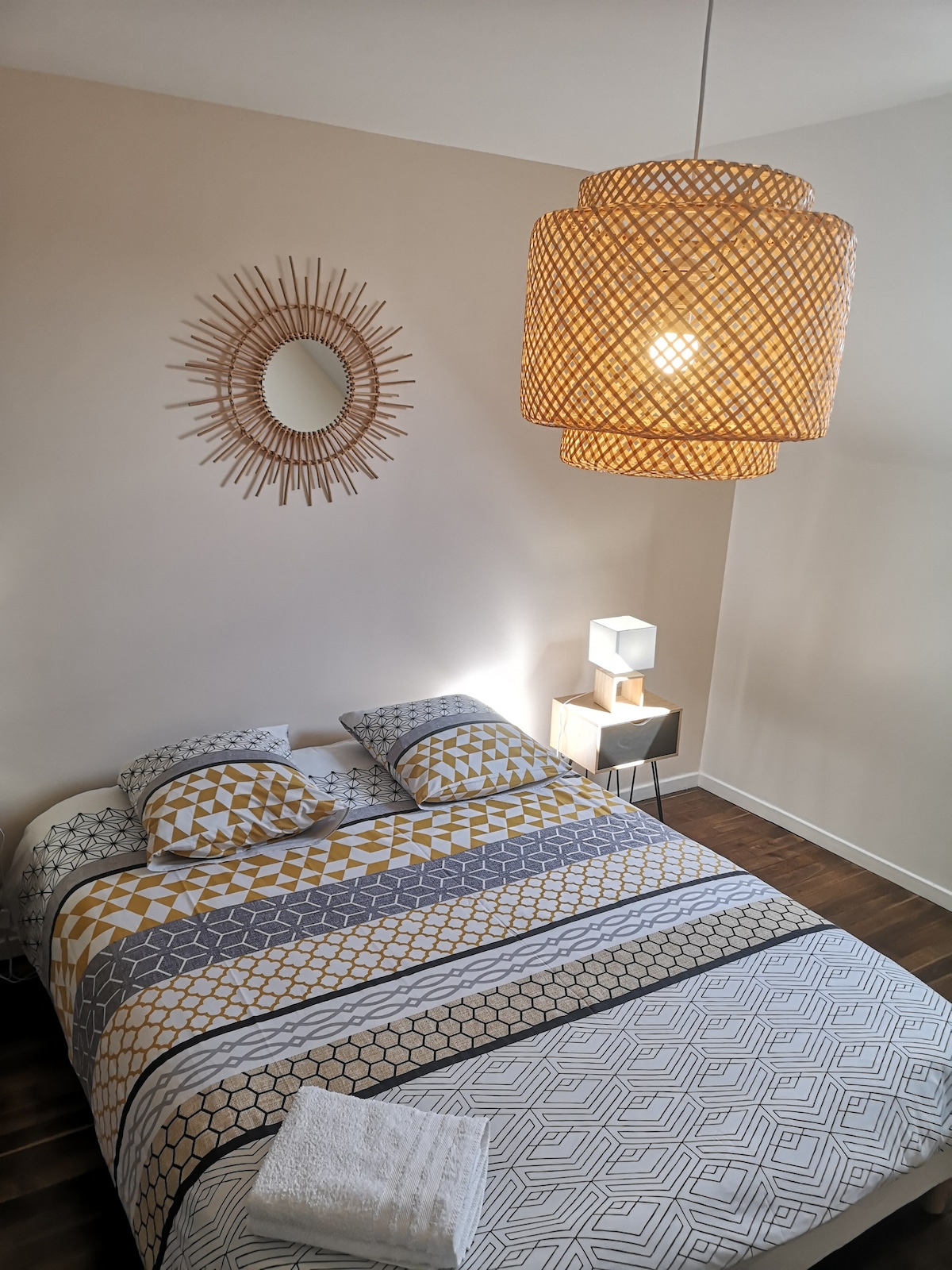 Თქვენი ოთახი აღჭურვილია ორადგილიანი საწოლით 160 × 200 სმ და ახალი თეთრეულით.