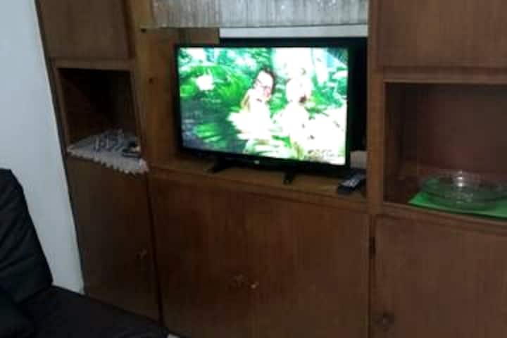 32" HD TV na ufikiaji wa njia nyingi za kutiririsha.
