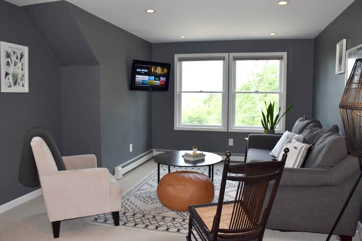 El acogedor área común se puede utilizar como sala de estar o área adicional para dormir (unidad de aire acondicionado de ventana disponible en meses más cálidos)