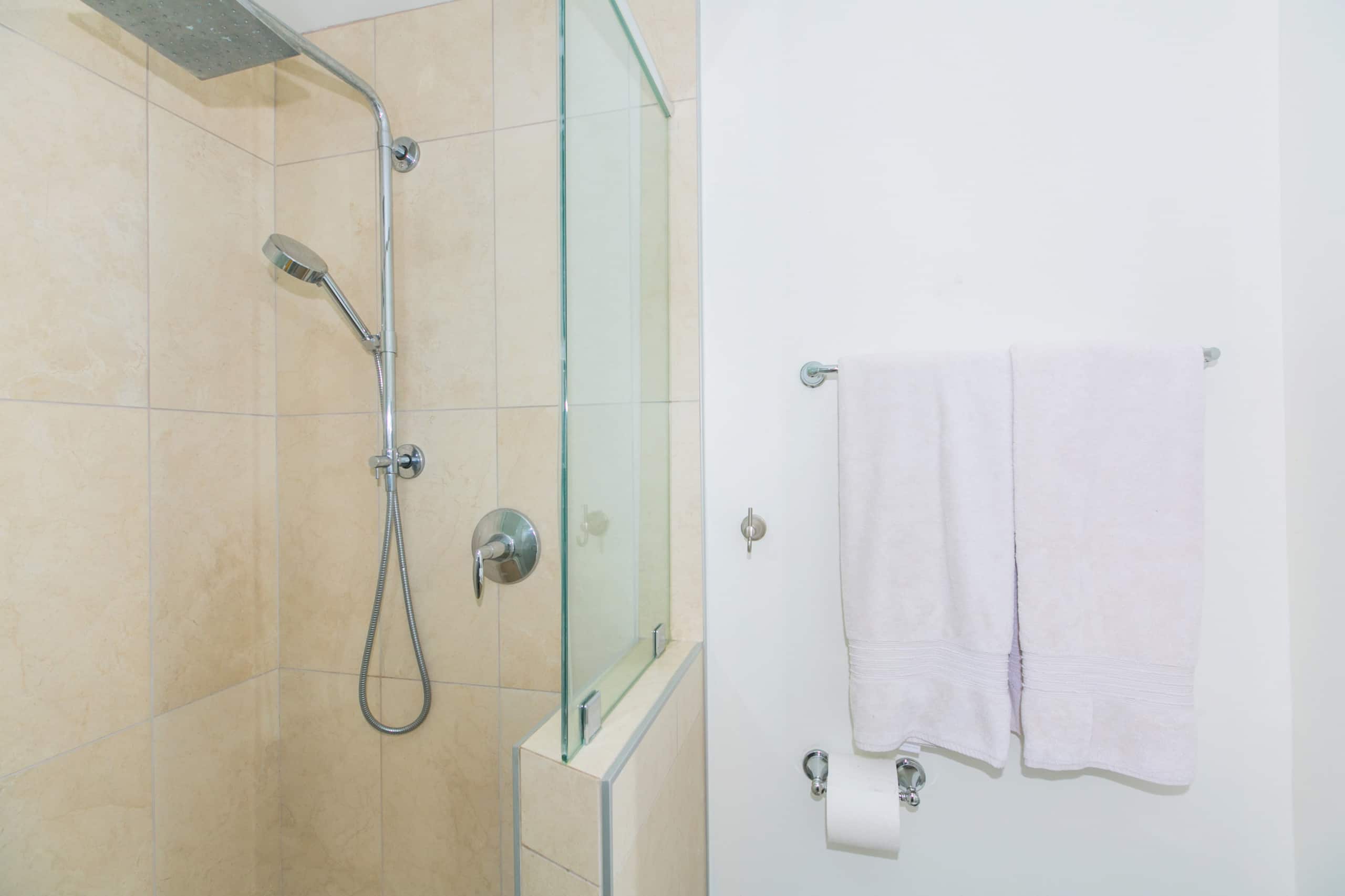 Condo in Honolulu · ★4.73 · 3 bedrooms · 4 beds · 2 private baths - Image 25