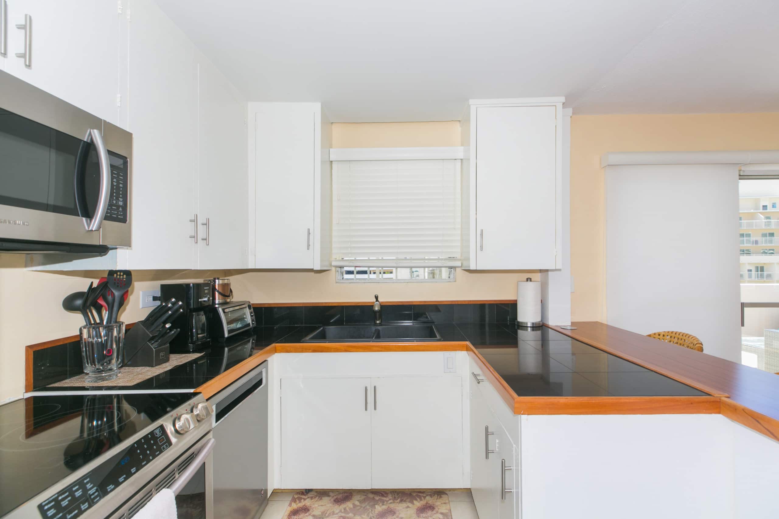 Condo in Honolulu · ★4.73 · 3 bedrooms · 4 beds · 2 private baths - Image 20